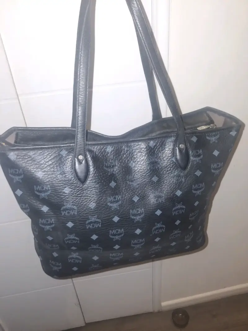 Bolso de mano MCM negro con diseño clásico - 5