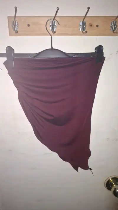 Top asimétrico burdeos para mujer - miniatura 2