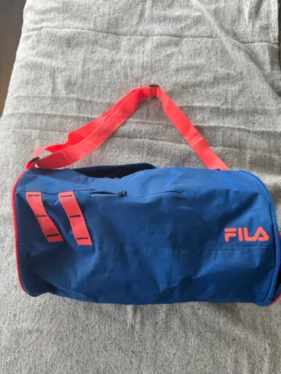 Bolso deportivo azul Fila con correa roja - miniatura 1