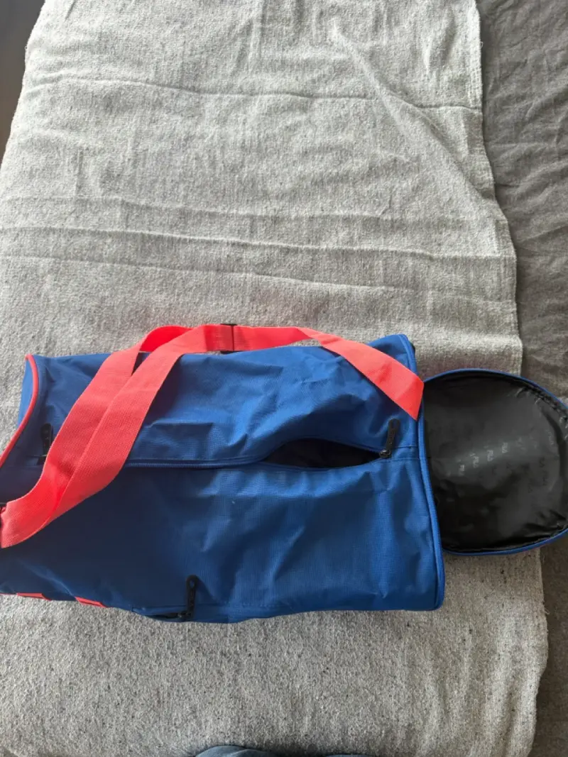 Bolso deportivo azul Fila con correa roja - 2