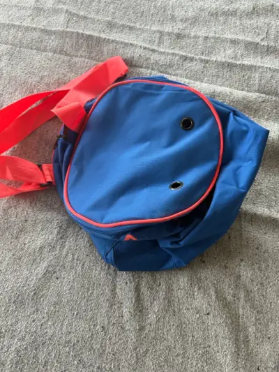 Bolso deportivo azul Fila con correa roja - miniatura 4