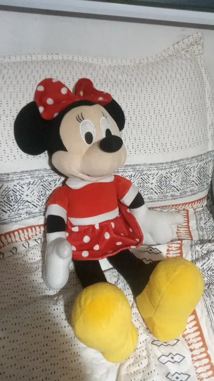 Peluches de Minnie y Mickey Mouse en buen estado - 1