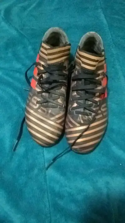 Botines de fútbol con diseño a rayas - miniatura 1