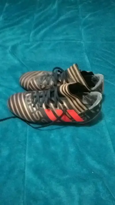 Botines de fútbol con diseño a rayas - miniatura 2