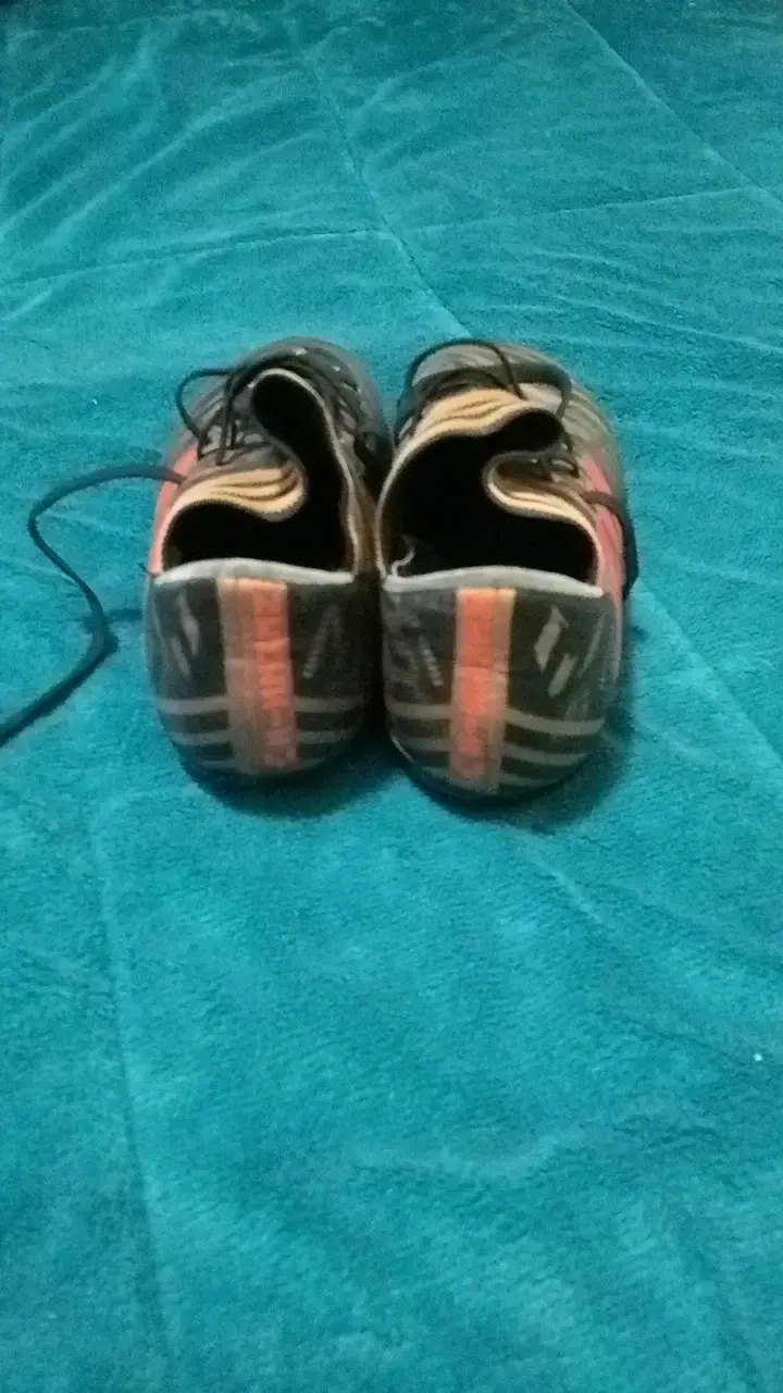 Botines de fútbol con diseño a rayas - 3
