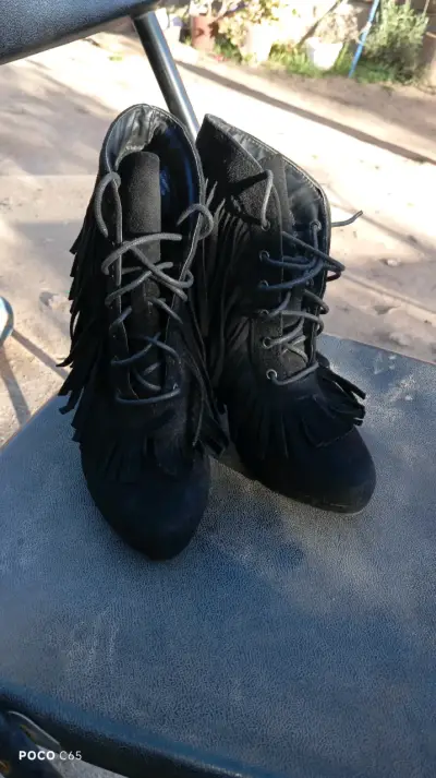 Botines de mujer con flecos negros y rojos - miniatura 1