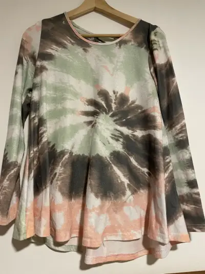 Polera tie-dye manga larga con diseño único - miniatura 1
