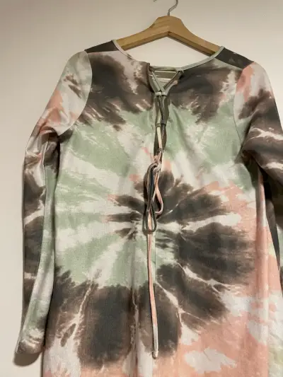 Polera tie-dye manga larga con diseño único - miniatura 2