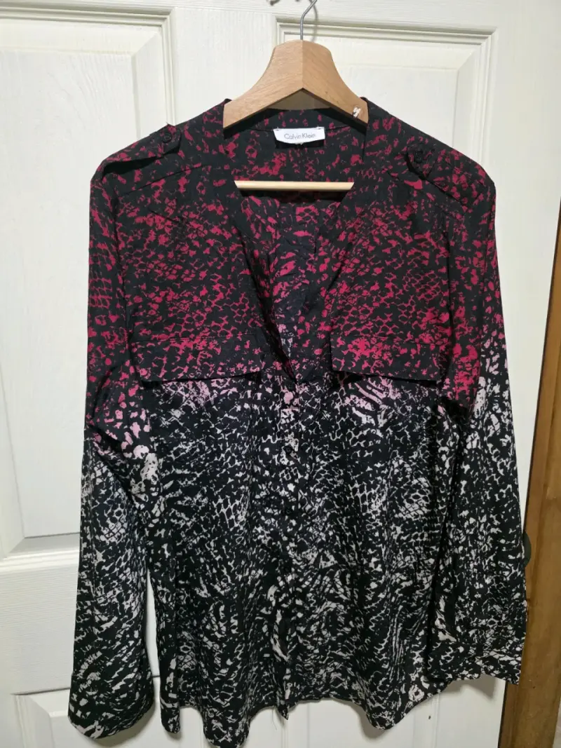 Blusa estampada Calvin Klein en tonos rojos y negros