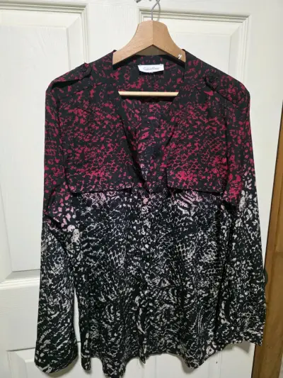 Blusa estampada Calvin Klein en tonos rojos y negros - miniatura 1