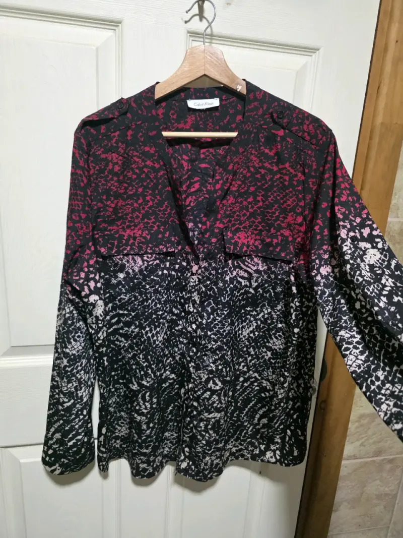 Blusa estampada Calvin Klein en tonos rojos y negros - 2