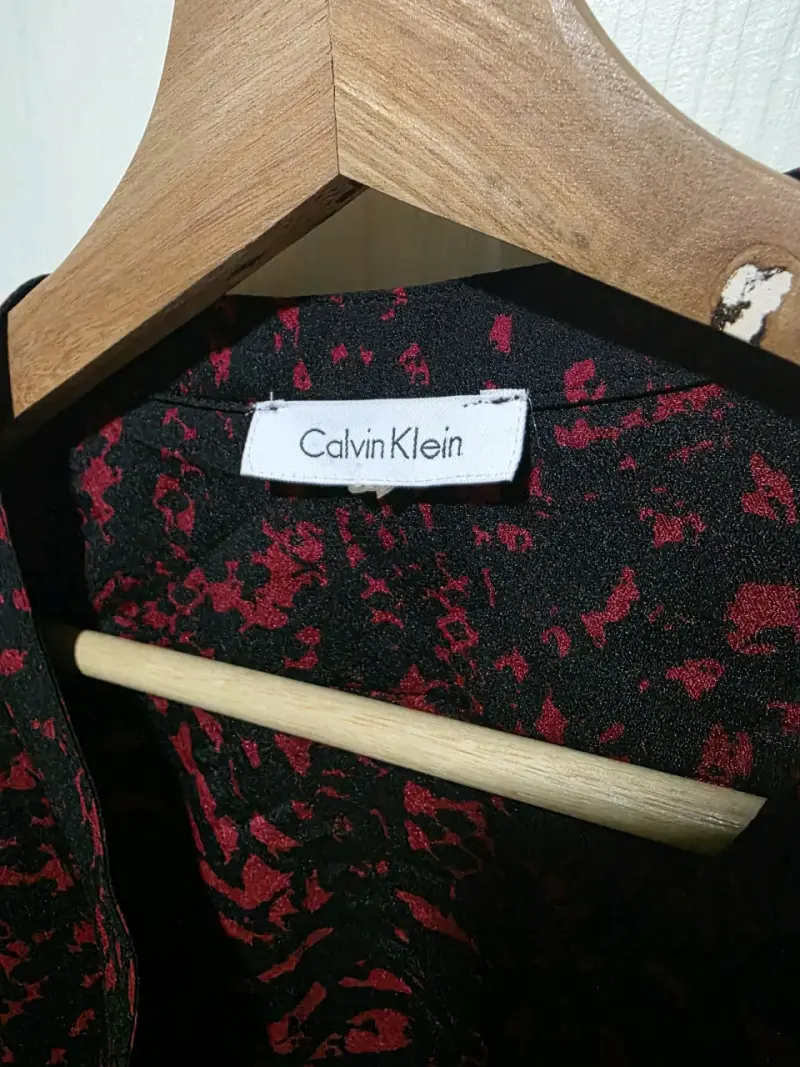 Blusa estampada Calvin Klein en tonos rojos y negros - 3