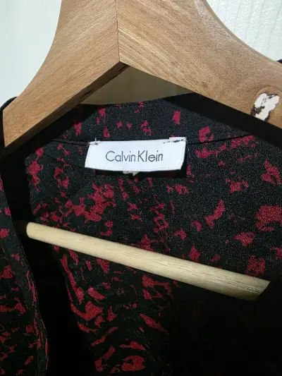Blusa estampada Calvin Klein en tonos rojos y negros - miniatura 3