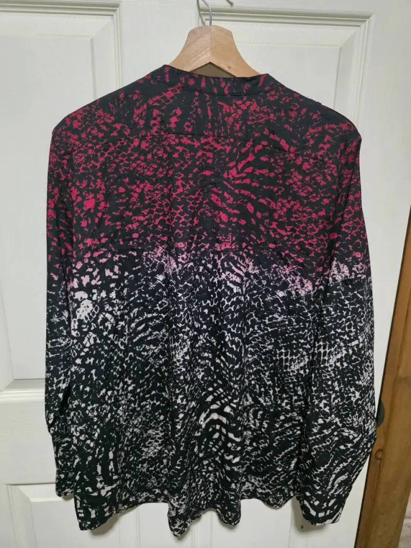 Blusa estampada Calvin Klein en tonos rojos y negros - 4