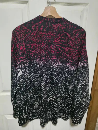 Blusa estampada Calvin Klein en tonos rojos y negros - miniatura 4