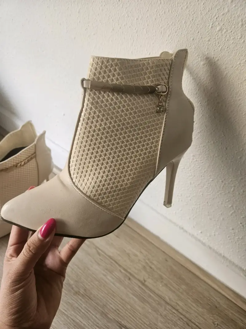 Botines de tacón beige con diseño texturizado - 1
