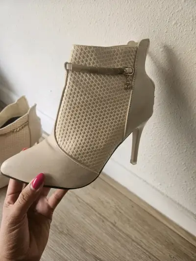 Botines de tacón beige con diseño texturizado - miniatura 1