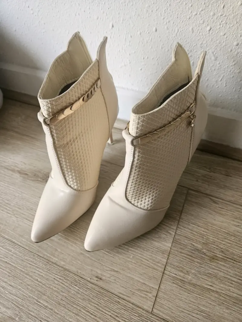 Botines de tacón beige con diseño texturizado - 2