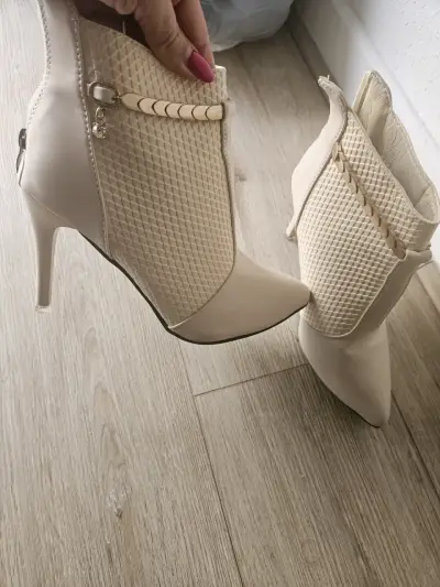 Botines de tacón beige con diseño texturizado - miniatura 3