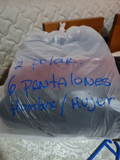 Lote de ropa polar y pantalones grises - miniatura 1