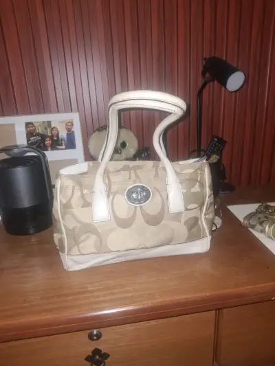 Bolso de mano Coach beige con detalles blancos - miniatura 1