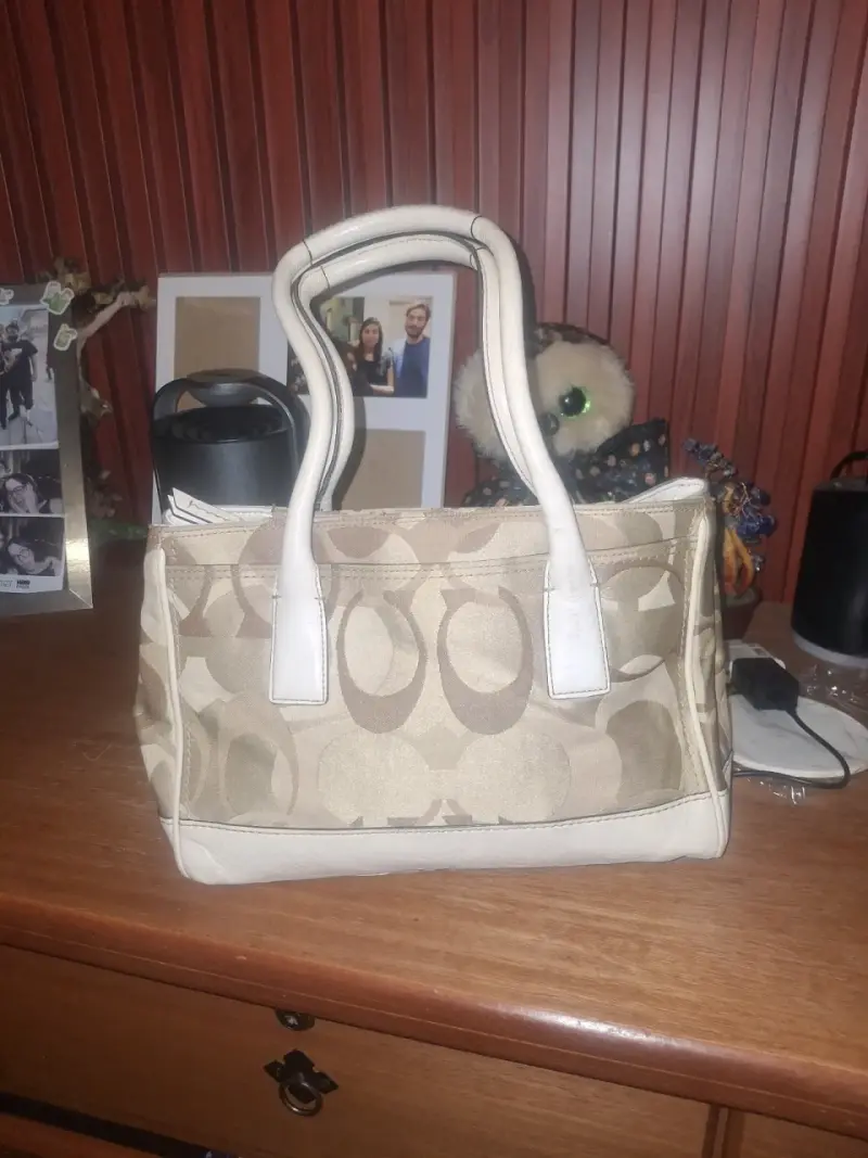 Bolso de mano Coach beige con detalles blancos - 2