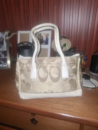 Bolso de mano Coach beige con detalles blancos - miniatura 2