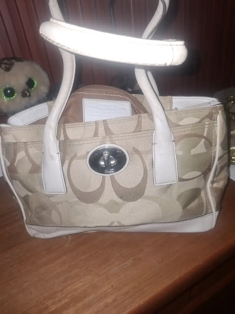 Bolso de mano Coach beige con detalles blancos - 3