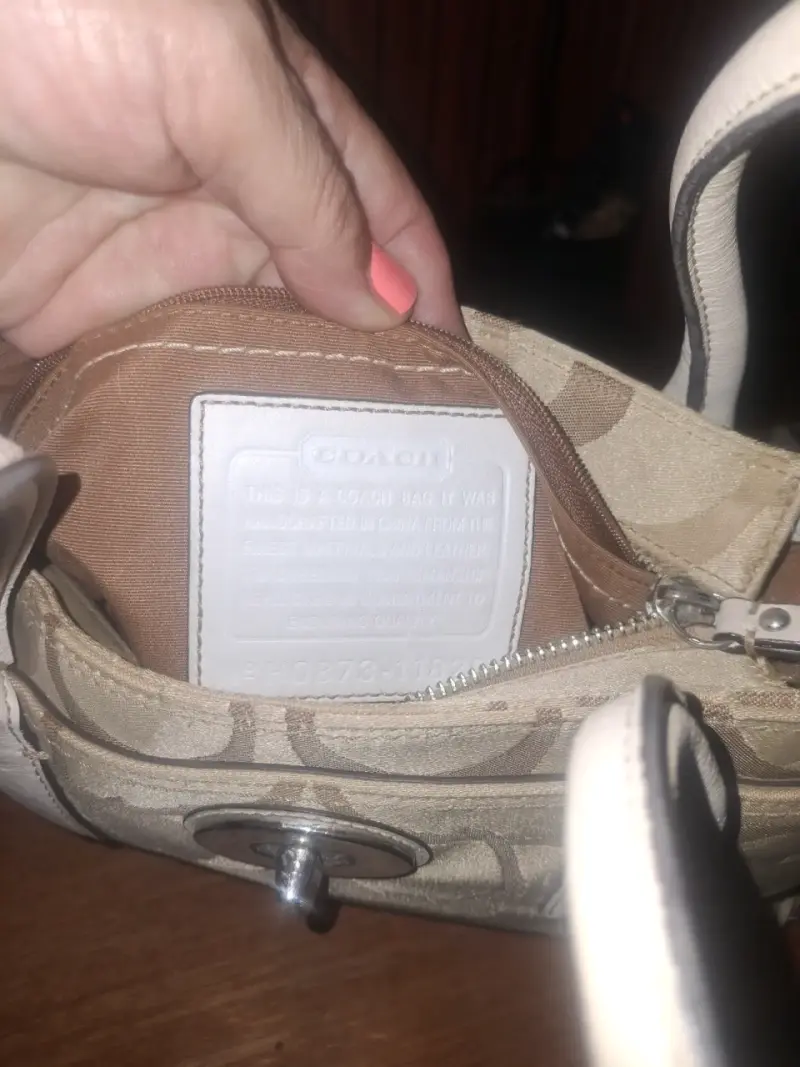 Bolso de mano Coach beige con detalles blancos - 4