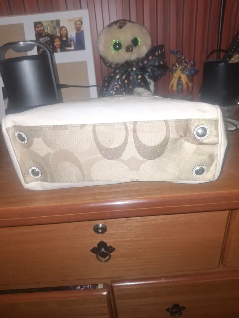 Bolso de mano Coach beige con detalles blancos - 5