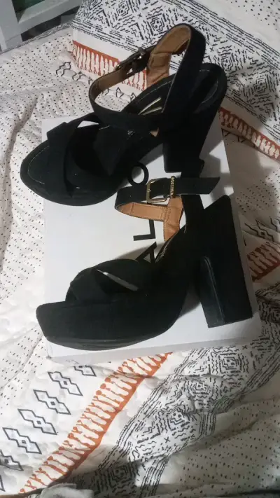 Sandalias de tacón alto negras elegantes - miniatura 1