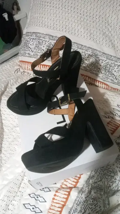 Sandalias de tacón alto negras elegantes - miniatura 2