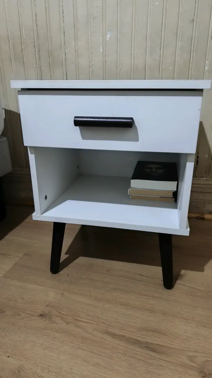 Mesa de noche blanca con cajón y estante - 1