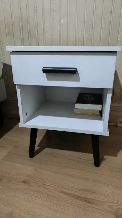 Mesa de noche blanca con cajón y estante - miniatura 1