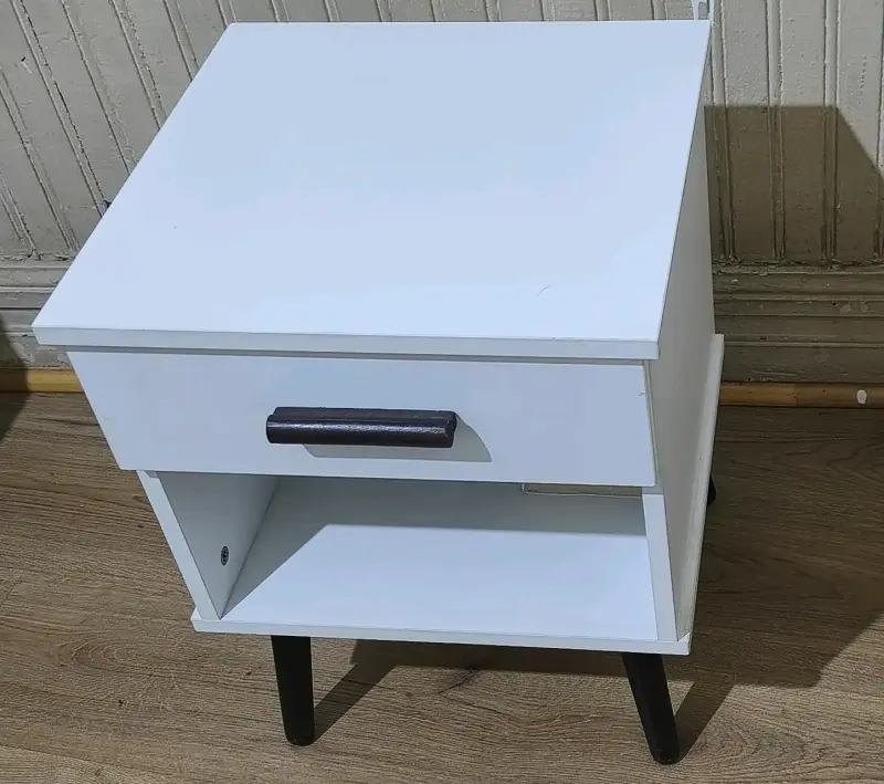 Mesa de noche blanca con cajón y estante - 2