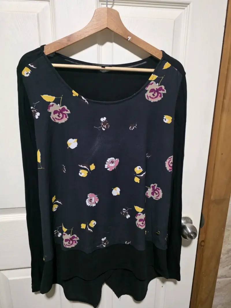 Blusa negra con estampado floral para mujer