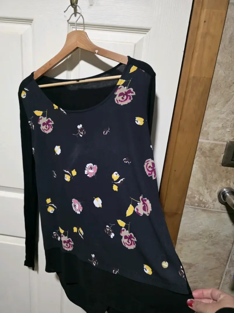 Blusa negra con estampado floral para mujer - 2