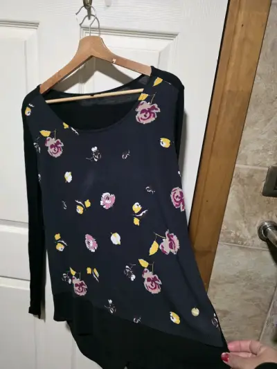 Blusa negra con estampado floral para mujer - miniatura 2