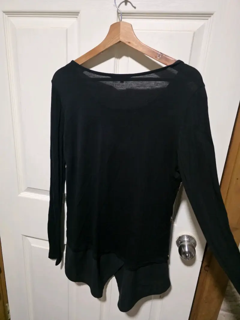 Blusa negra con estampado floral para mujer - 3