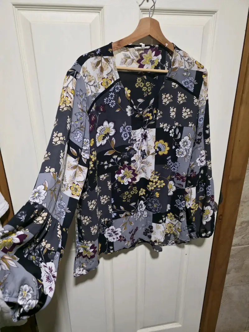 Blusa floral de manga larga en tonos oscuros