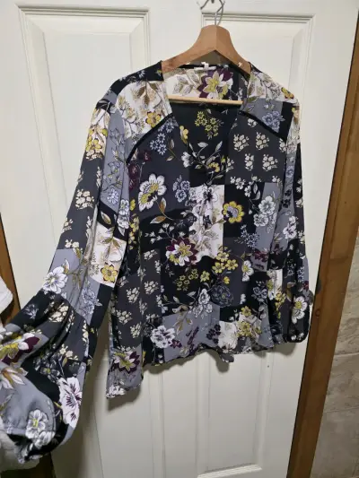 Blusa floral de manga larga en tonos oscuros - miniatura 1