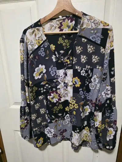 Blusa floral de manga larga en tonos oscuros - miniatura 2