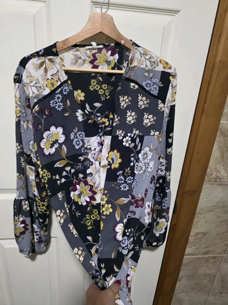 Blusa floral de manga larga en tonos oscuros - 3