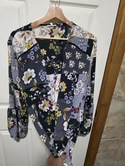 Blusa floral de manga larga en tonos oscuros - miniatura 3