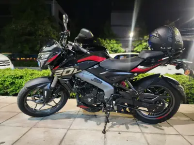 Moto deportiva Bajaj Pulsar NS200 negra y roja - miniatura 1