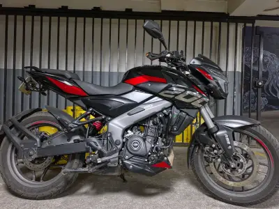 Moto deportiva Bajaj Pulsar NS200 negra y roja - miniatura 2