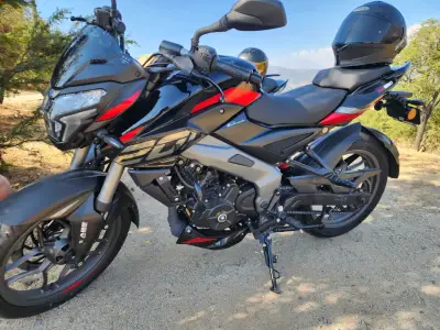 Moto deportiva Bajaj Pulsar NS200 negra y roja - miniatura 3