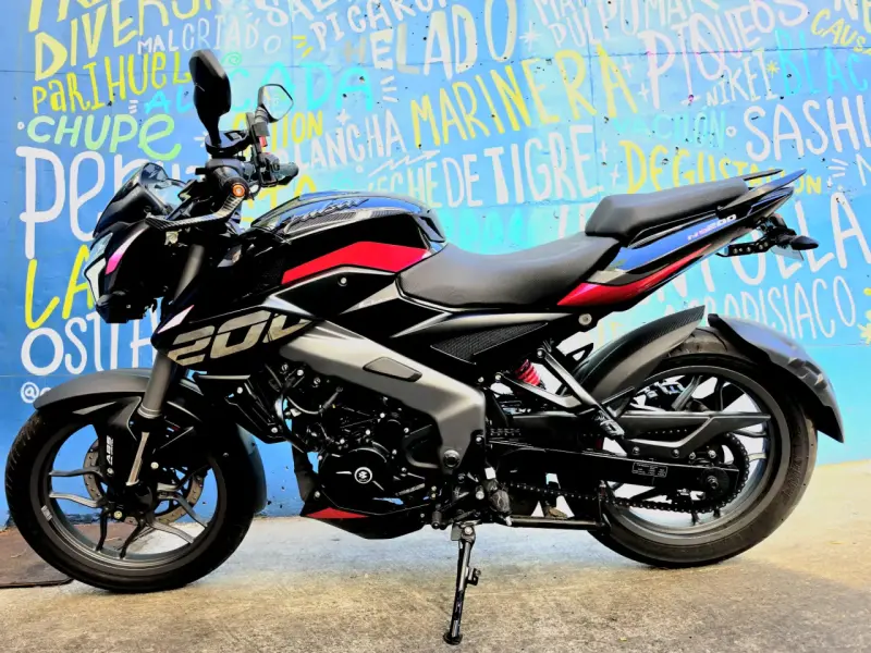 Moto deportiva Bajaj Pulsar NS200 negra y roja - 5