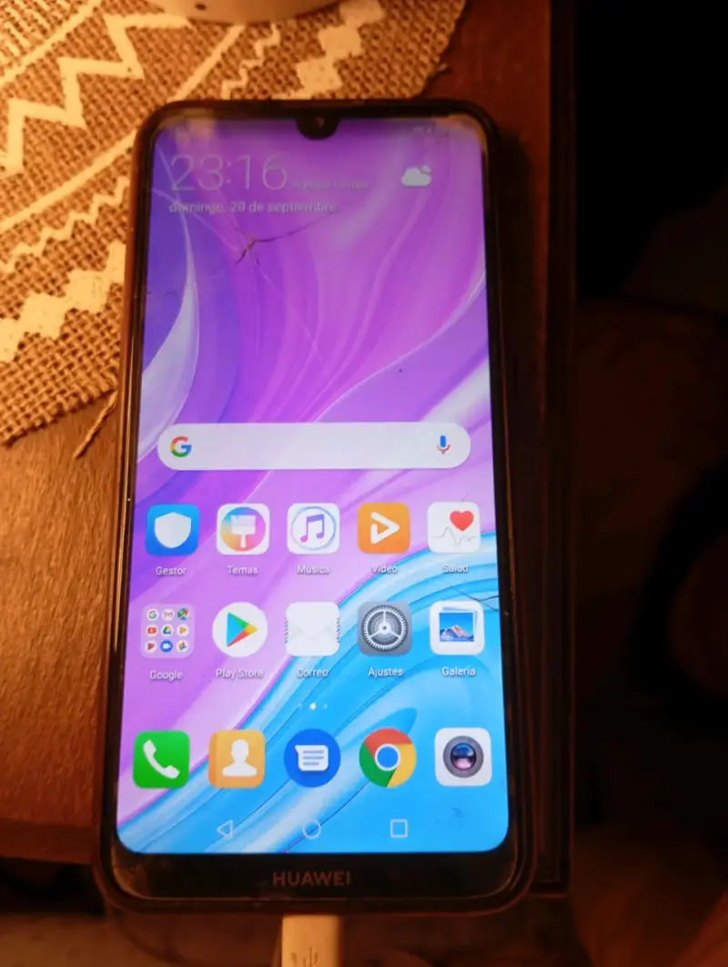 Huawei Y7 smartphone con pantalla rota - 2