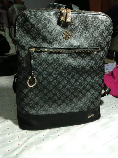 Mochila negra Secret con diseño elegante - miniatura 1